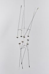 George Rickey, Eight Lines with Spirals, 1994, rostfreier Stahl (Draht), 92 x 20 x 20 cm, Kulturstiftung Sachsen-Anhalt / Kunstmuseum Moritzburg Halle (Saale),  Foto: Punktum/Bertram Kober @VG Bild-Kunst, Bonn 2022