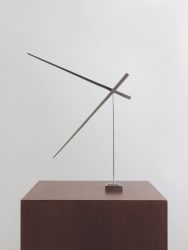 George Rickey, One Up one Down Oblique, Var. III, 1975, Edelstahl,  Galerie Ludorff, Düsseldorf, © VG Bild Kunst, Bonn 2022
